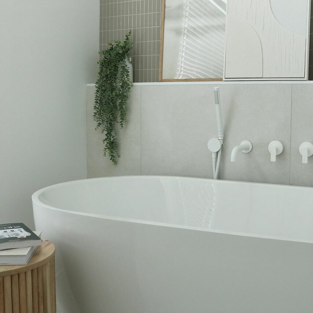 Robinet blanc sur vasque claire – esthétique épurée et moderne