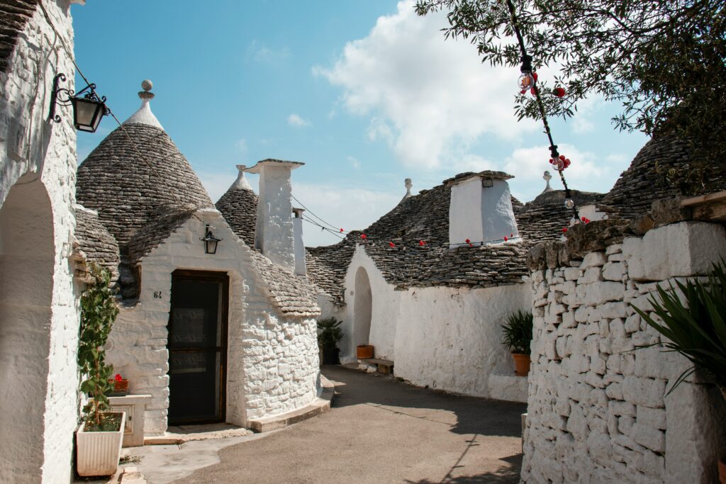 Alignement de trulli au cœur de la vallée d’Itria, architecture en pierre typique des Pouilles.