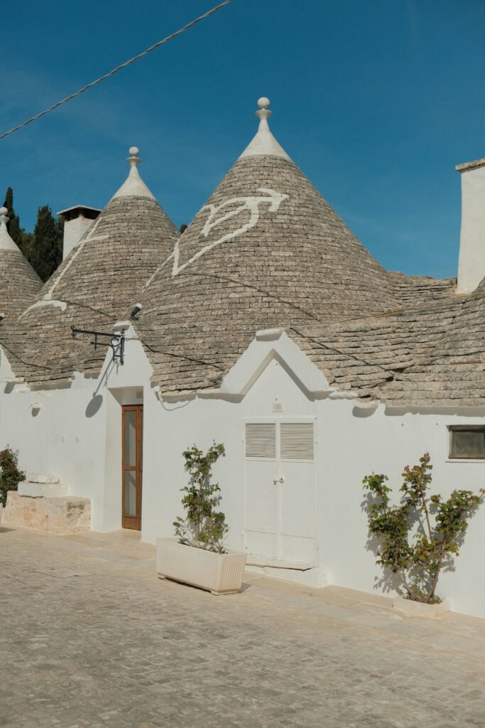 Façade blanche d’un trullo restauré aix marseille maisno olympia