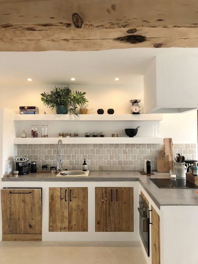 Cuisine en maçonnerie moderne au style provençal, tons pierre et bois clair, inspirée des maisons du Sud