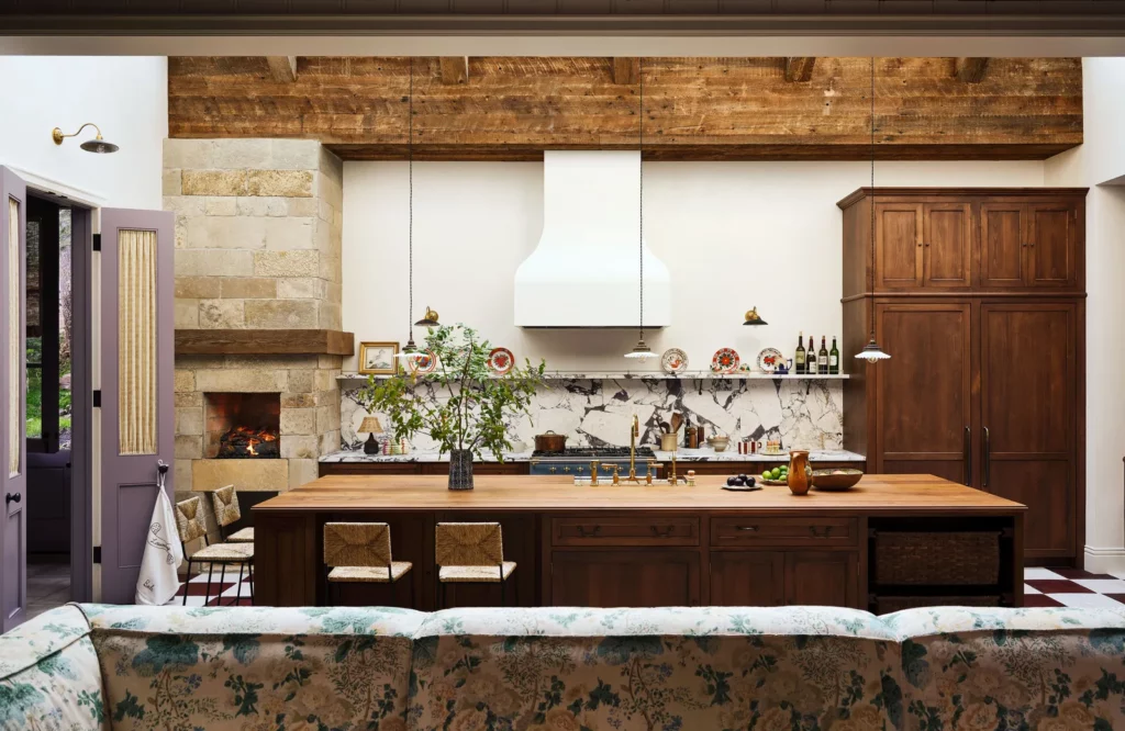 vue frontale de la cuisine de la maison de montagne de kendall jenner