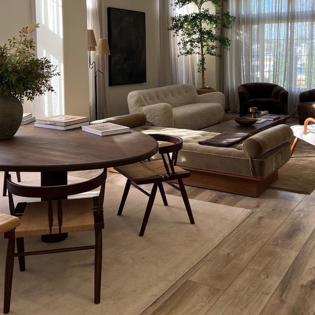 Mélanger les bois dans un salon : chêne moyen, noyer foncé et textures mates