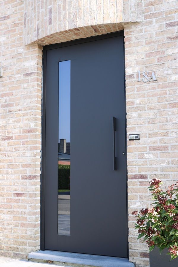 Porte d’entrée blindée haut de gamme avec finitions soignées et isolation optimale