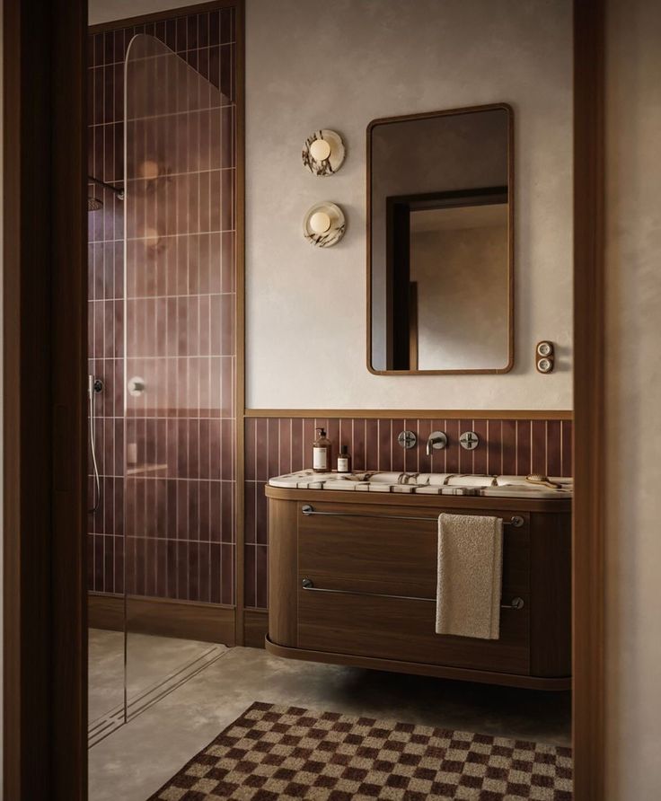 Mur de douche habillé de petits carreaux rectangulaires colorés en pose verticale