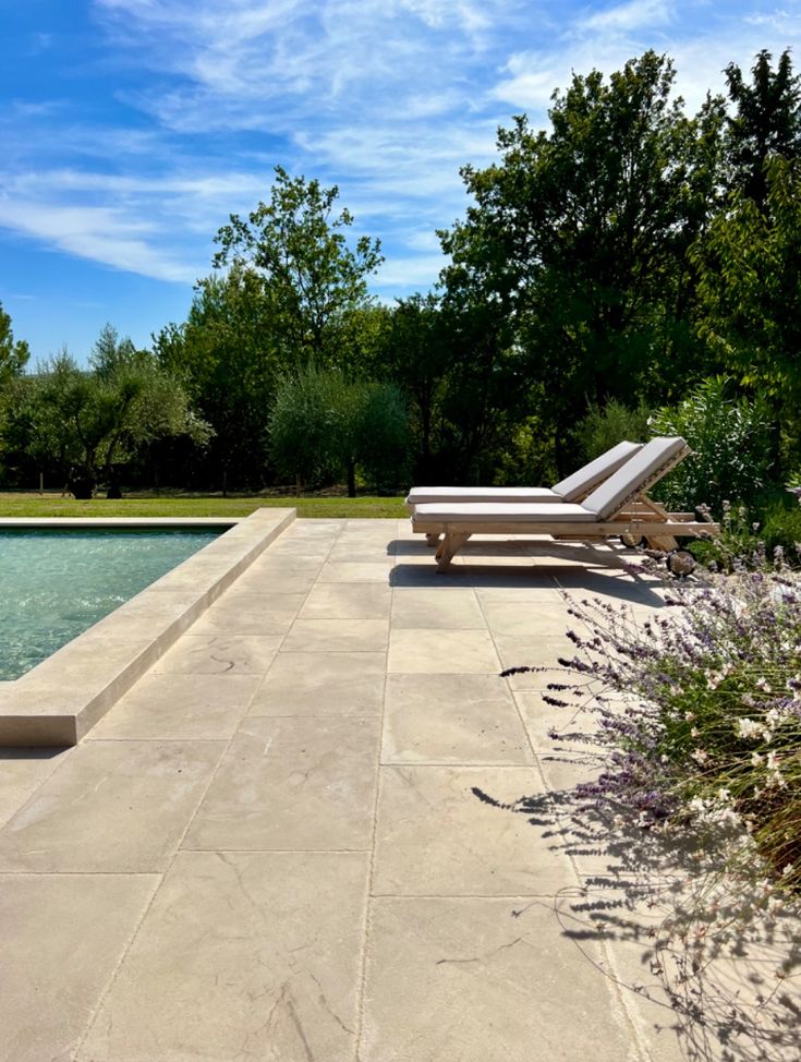 Plage de piscine en pierre de Bourgogne flammée avec adhérence renforcée
