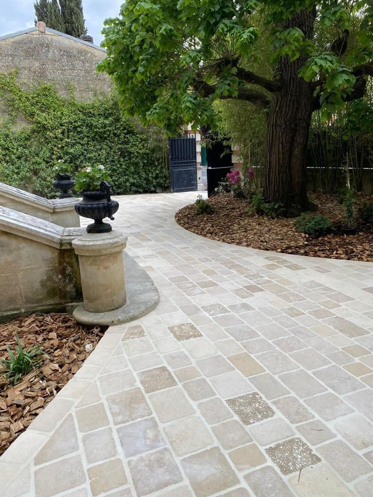 Allée de jardin en pavés de Bourgogne vieillis pour un charme authentique
