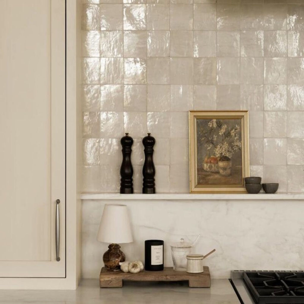 Crédence de cuisine en carrelage métro blanc brillant avec joints fins